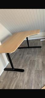 IKEA Bekant Bureau - Eiken/Zwart, Huis en Inrichting, Ophalen, In hoogte verstelbaar, Zo goed als nieuw, Bureau