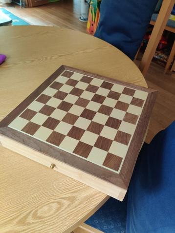 Chess & Draughts (new) wood beschikbaar voor biedingen