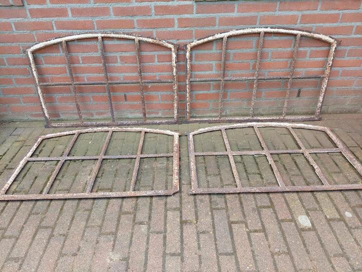 Drie mooie oude getoonde gietijzeren stalramen., Doe-het-zelf en Verbouw, Glas en Ramen, Zo goed als nieuw, Ophalen of Verzenden