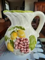 Franse brocante barbotine vaas pitcher kan druif citroen, Antiek en Kunst, Ophalen of Verzenden