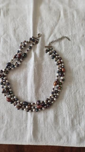 Parelketting met zilveren slot, 3 rijen, 42 tot 48 cm beschikbaar voor biedingen