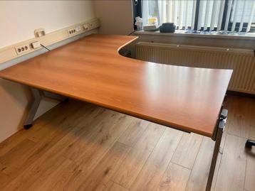 Hoekbureau 200 x 160cm.  beschikbaar voor biedingen