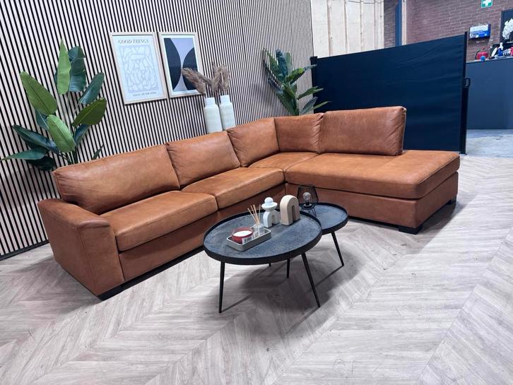 ZGAN Home Center Cognac Hoekbank - 295 x 225, Huis en Inrichting, Banken | Bankstellen, Zo goed als nieuw, Hoekbank, Vierpersoons of meer