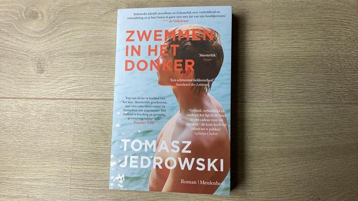 Tomasz Jedrowski - Zwemmen in het donker, Boeken, Literatuur, Zo goed als nieuw, Ophalen of Verzenden