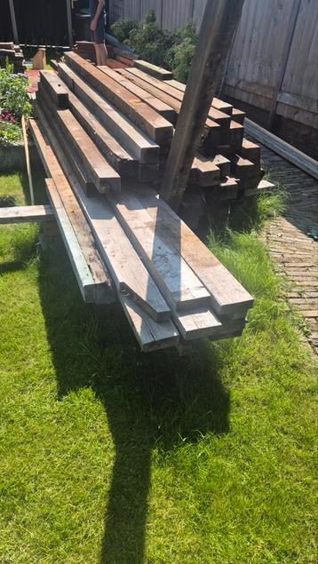Grote partij oude grenen vloerbalken en ruwe vuren balken beschikbaar voor biedingen
