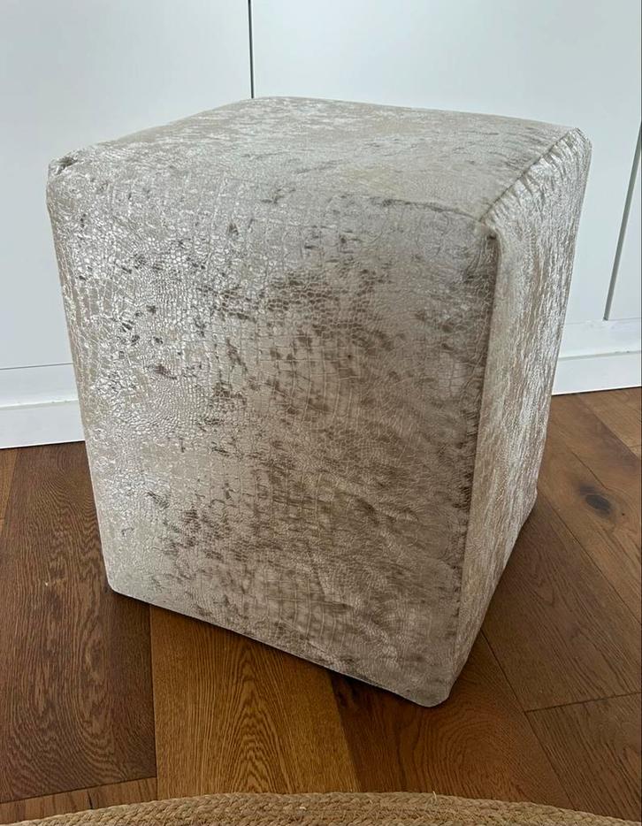Claudi look poef, Huis en Inrichting, Banken | Voetenbanken en Poefen, Zo goed als nieuw, Minder dan 50 cm, Vierkant, Stof, Ophalen of Verzenden