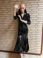 Zwarte lange lak jurk met rits en opstaande kraag maat XS S, Kleding | Dames, Gelegenheidskleding, Nieuw, Maat 34 (XS) of kleiner