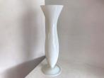 Vaas op voet melkglas / opaline Sèvres France, Ophalen of Verzenden