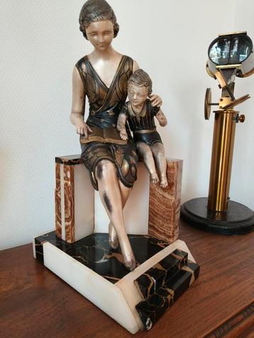 Art Deco beeld van Uriano van een moeder met kind beschikbaar voor biedingen