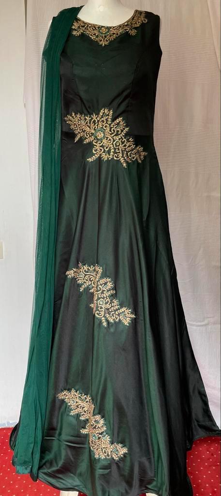 Donker-Groene Jurk met Gouden Details, Kleding | Dames, Jurken, Nieuw, Maat 38/40 (M), Groen, Onder de knie, Ophalen of Verzenden