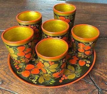 Unieke handgeschilderde Khokhloma set – 6 bekers + dienblad beschikbaar voor biedingen
