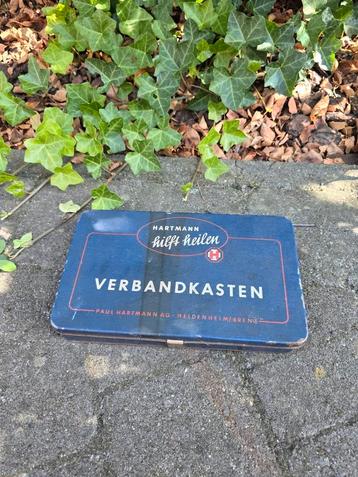 Vintage verbanddoos incl. inhoud beschikbaar voor biedingen
