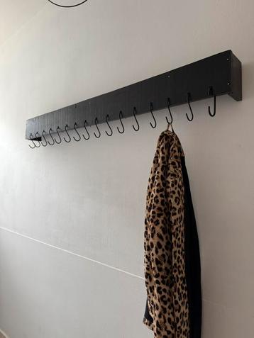 Zwarte kapstok met zwart metalen haken, 150x15x13 cm beschikbaar voor biedingen