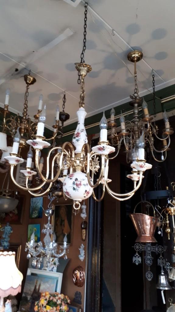Kroonluchter van messing 8 lichtpunten porseleinen schalen, Huis en Inrichting, Lampen | Kroonluchters, Gebruikt, Overige materialen