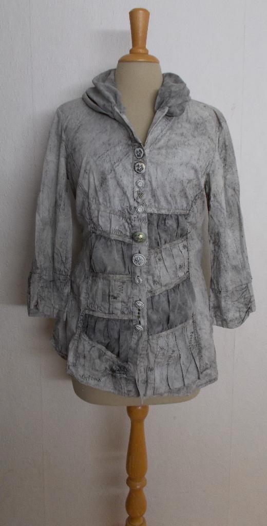 Grijze blouse met mooie knopen van Elisa Cavaletti! M, Kleding | Dames, Blouses en Tunieken, Zo goed als nieuw, Maat 38/40 (M)