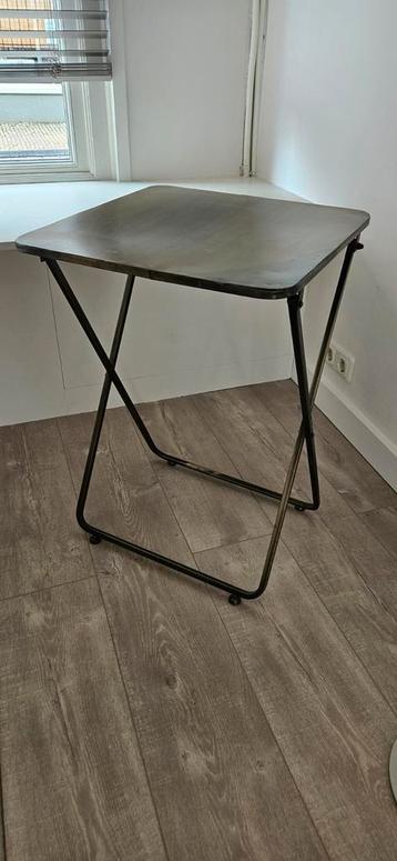 Planten/bijzettafel, loods 5 beschikbaar voor biedingen