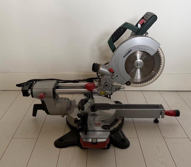 Afkortzaag Metabo + professioneel onderstel, Doe-het-zelf en Verbouw, Gereedschap | Zaagmachines, Gebruikt, Afkortzaag, 1200 watt of meer