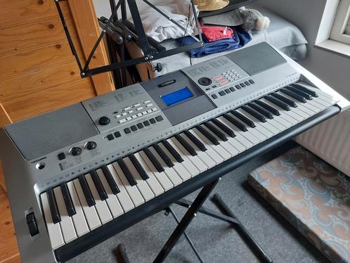 Te koop een mooie yamaha psr413 inclusief stander, Muziek en Instrumenten, Keyboards, Zo goed als nieuw, 61 toetsen, Yamaha, Met standaard