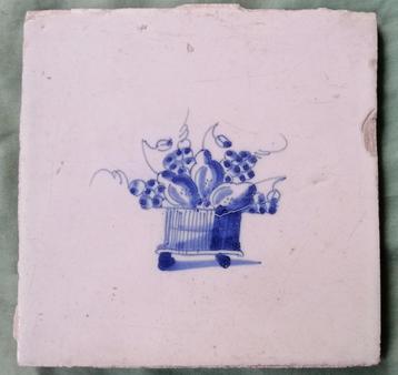 Antieke tegel fruitmand beschikbaar voor biedingen