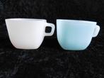 2 Opale France soepkoppen met oor, licht blauw en wit, hg 7, Gebruikt, Ophalen of Verzenden, Glas, Overige stijlen