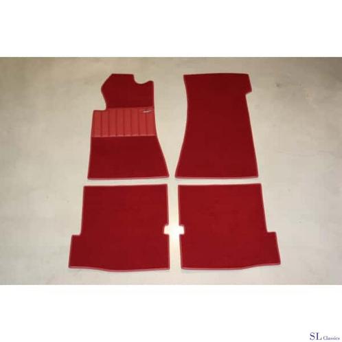 Tapijt set 4-delig Rood Mercedes-Benz SL, W107 - R107, Auto-onderdelen, Interieur en Bekleding, Mercedes-Benz, Nieuw, Ophalen of Verzenden