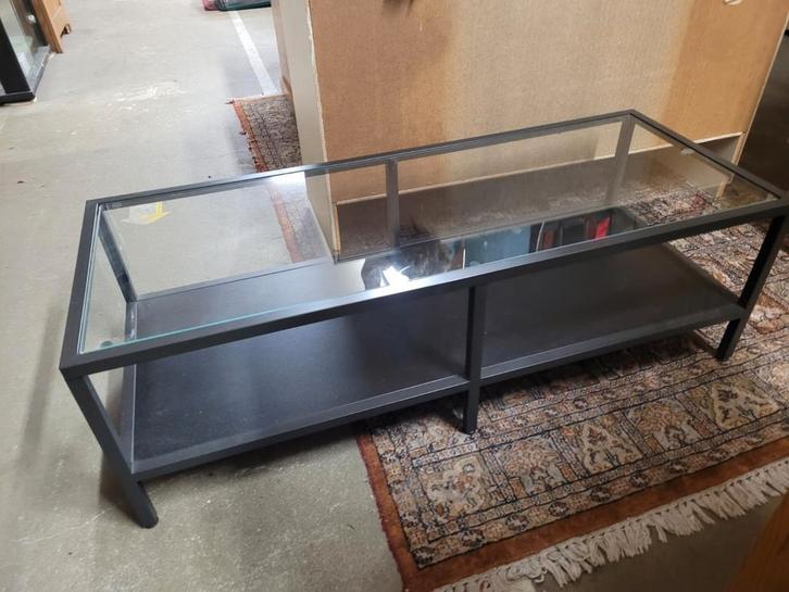 Laag kastje zwart metaal glas TV of audio, Huis en Inrichting, Kasten | Televisiemeubels, Gebruikt, Minder dan 100 cm, 25 tot 50 cm