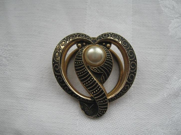 Bijzondere sjaalklem, mooi bewerkt, met parel, Sieraden, Tassen en Uiterlijk, Antieke sieraden, Broche, Overige materialen, Ophalen of Verzenden