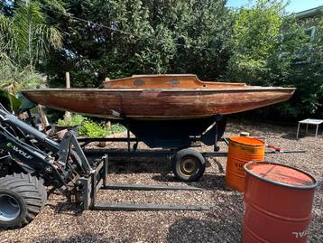 Houten zeilboot beschikbaar voor biedingen