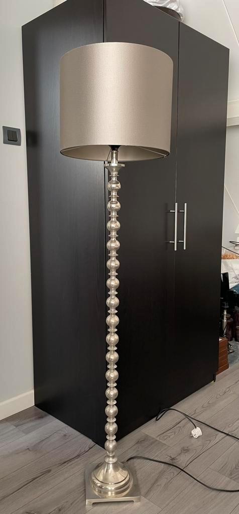 Rivièra Maison Vloerlamp Grijs/Taupe, Huis en Inrichting, Lampen | Vloerlampen, Zo goed als nieuw, 150 tot 200 cm, Metaal, Ophalen