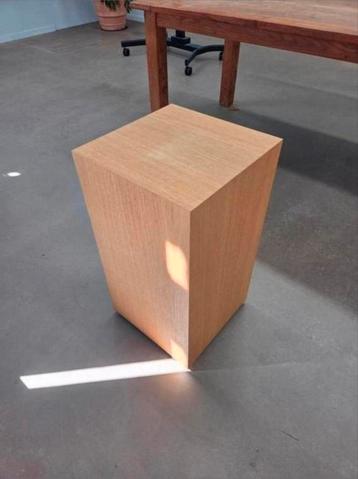 Houten presentatieblok / zuil / pilaar / sokkel. beschikbaar voor biedingen