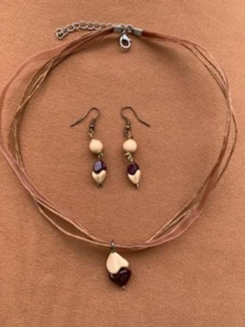Vintage juwelenset oorbellen ketting beige bruin kersen rood beschikbaar voor biedingen