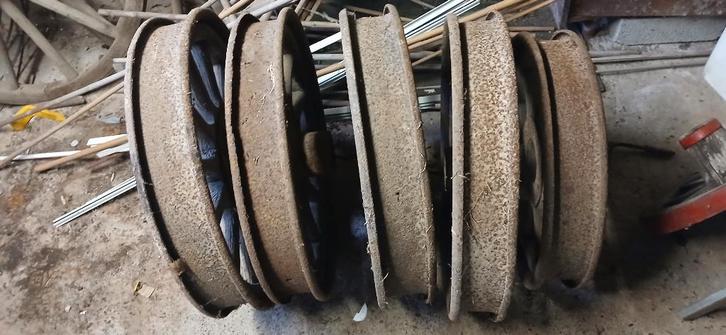 Vijf oude wielen, Antiek en Kunst, Kunst | Overige Kunst, Ophalen