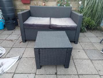 Tweepersoons Loungebank met tafel beschikbaar voor biedingen