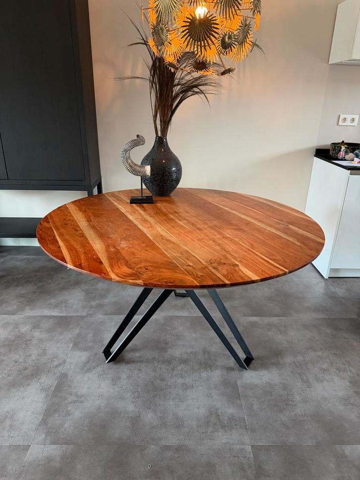 Ronde eettafel massief mango hout met stalen poten, Huis en Inrichting, Tafels | Eettafels, Zo goed als nieuw, 100 tot 150 cm