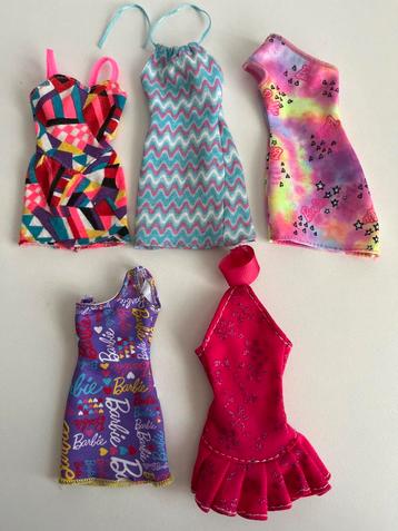 Vijf Barbiejurkjes beschikbaar voor biedingen