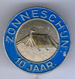 Camping Zonneschijn 10 jaar zilverkleurig speldje ( P_022 ), Verzenden, Zo goed als nieuw, Merk, Speldje of Pin
