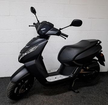Mat zwarte Peugeot Kisbee bromscooter beschikbaar voor biedingen