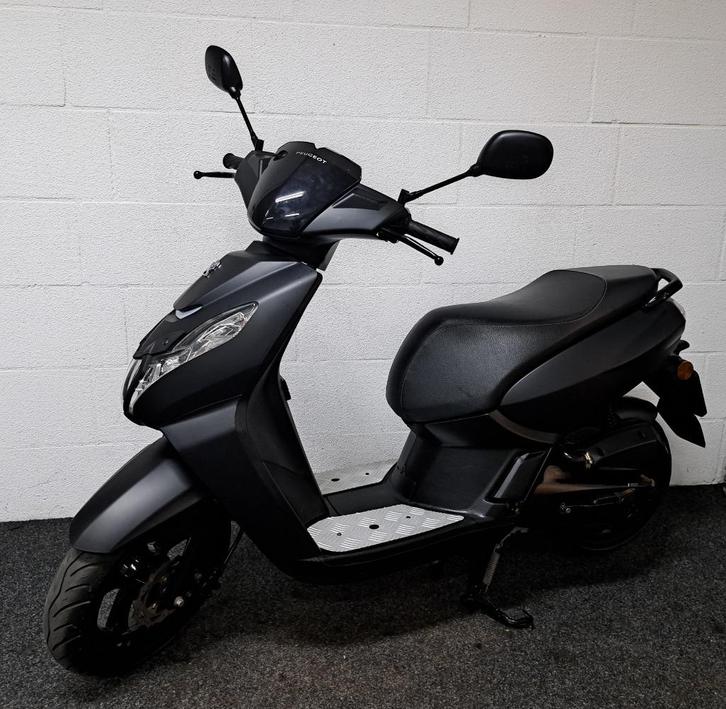 Mat zwarte Peugeot Kisbee bromscooter, Fietsen en Brommers, Scooters | Peugeot, Gebruikt, Overige modellen, Benzine, Ophalen