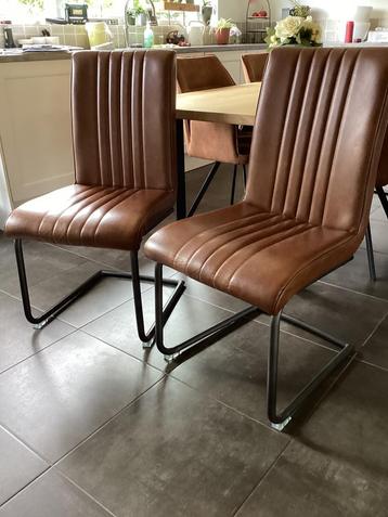 Eetkamerstoelen beschikbaar voor biedingen