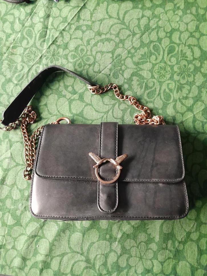 Elegante zwarte schoudertas met gouden details, Sieraden, Tassen en Uiterlijk, Tassen | Damestassen, Gebruikt, Schoudertasje, Zwart