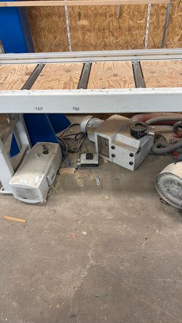Vacuum pompen 2 stuks beschikbaar voor biedingen