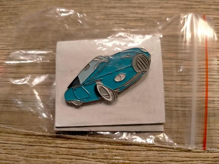 Robbedoes auto Turbot-Rhino Atlas Uitgeverij strip pin, Verzamelen, Speldjes, Pins en Buttons, Zo goed als nieuw, Overige onderwerpen