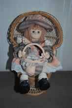 Pop met potpourri mandje in rietenstoel, Verzamelen, Poppen, Ophalen, Gebruikt, Pop