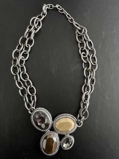 Dyrberg/Kern ketting met ornament van groen grijze stenen, Sieraden, Tassen en Uiterlijk, Kettingen, Zo goed als nieuw, Overige materialen