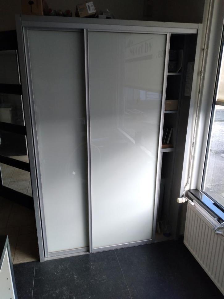 Schuifdeurkast met 2 matglazen deuren., Huis en Inrichting, Kasten | Kledingkasten, Gebruikt, 200 cm of meer, 100 tot 150 cm, 50 tot 75 cm