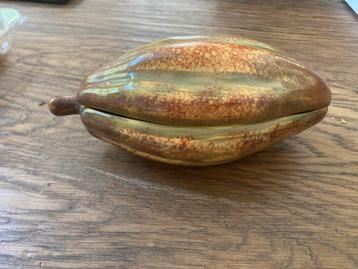 Bonbonnière in de vorm van een cacaoboon beschikbaar voor biedingen