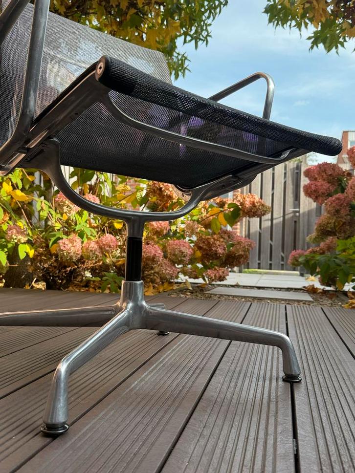 Vitra Eames EA 108 - Zwart Mesh, Huis en Inrichting, Stoelen, Gebruikt, Vijf, Zes of meer stoelen, Metaal, Zwart, Ophalen