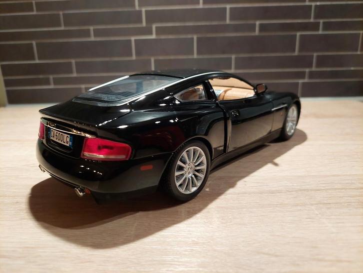Bburago 1:18 Aston Martin V12 Vanquish - zwart - met doos, Hobby en Vrije tijd, Modelauto's | 1:18, Nieuw, Auto, Bburago, Ophalen of Verzenden