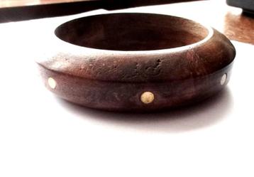 Prachtige Vintage Houten armband bezaaid met koperen kralen beschikbaar voor biedingen