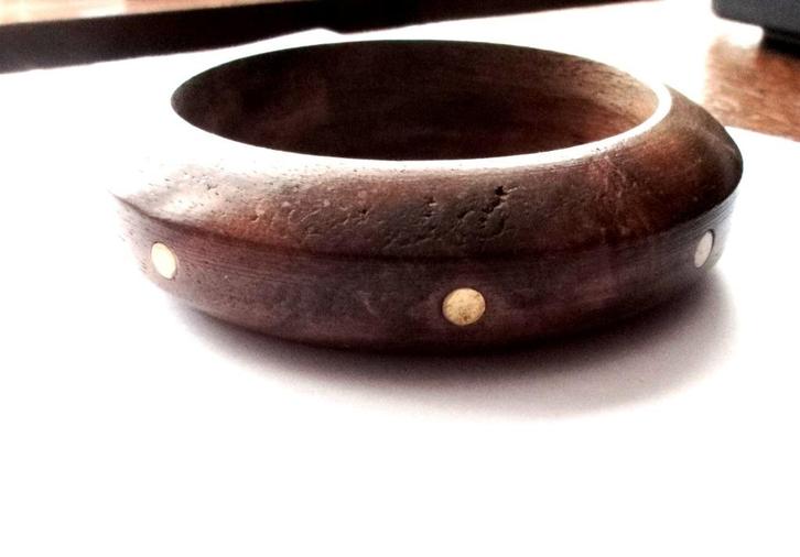 Prachtige Vintage Houten armband bezaaid met koperen kralen, Sieraden, Tassen en Uiterlijk, Armbanden, Zo goed als nieuw, Verzenden